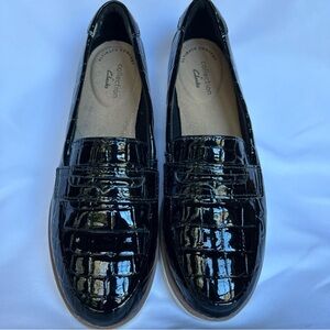 Clarks Women's size 7 Serena Terri Black Glossy Croc Loafers Excellent Condition